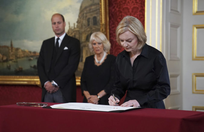 Premiérka Trussová a členovia jej vlády zložili prísahu vernosti kráľovi Karolovi III. (foto+video)
