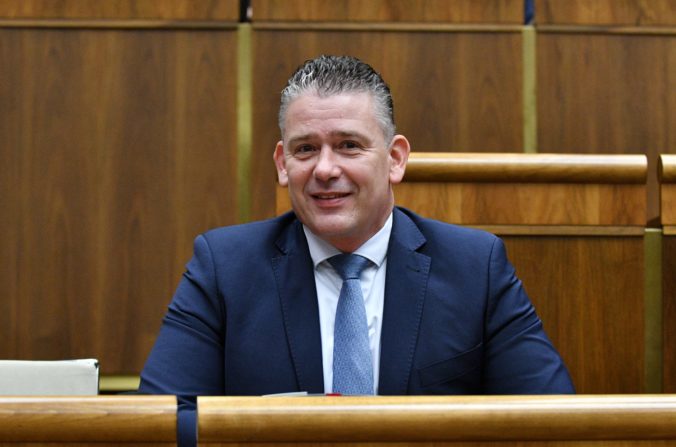 Minister Mikulec je odvolávaný už siedmykrát, návrh iniciovala strana Smer-SD (naživo)