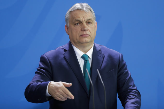 Maďarsko sa od demokracie posunulo k volebnej autokracii, europoslanci poukázali na viacero prehreškov Orbánovej vlády