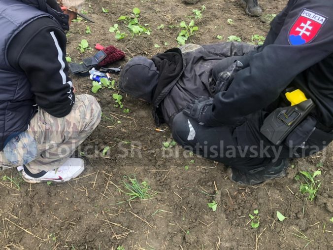Bratislavská polícia zadržala nebezpečného muža, ohrozoval nožom ženy a okradol ich (foto)