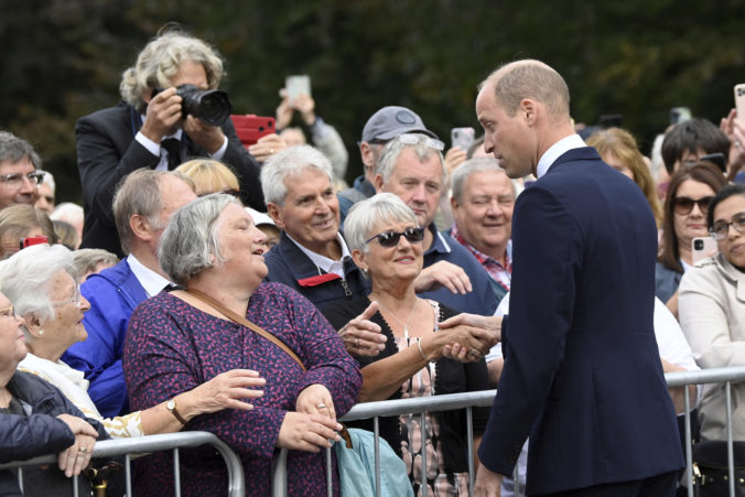 Kráľ Karol III. a princ William navštívili ľudí čakajúcich v rade na rozlúčku s Alžbetou II., podávali si ruky a rozprávali sa