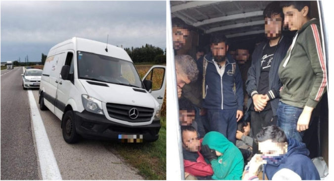 Policajti zadržali auto s viac ako 20 nelegálnymi migrantmi, prevádzači utiekli (foto)