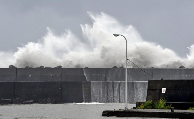 Tajfún Nanmadol dosiahol japonskú pevninu, meteorológovia varujú pred povodňami a zosuvmi pôdy