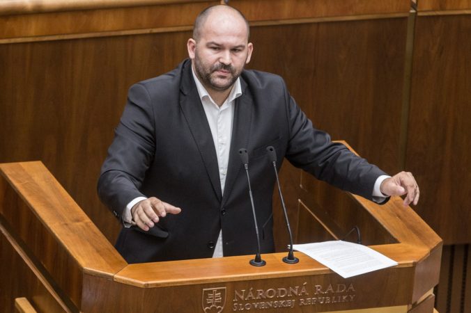 Parlament by mal rokovať o zmene ústavy o skrátení volebného obdobia, potvrdil Pčolinský
