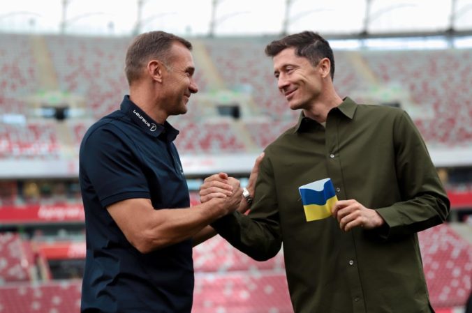 Lewandowski dostal od Ševčenka kapitánsku pásku v ukrajinských farbách, hrdo ju chce nosiť počas MS 2022
