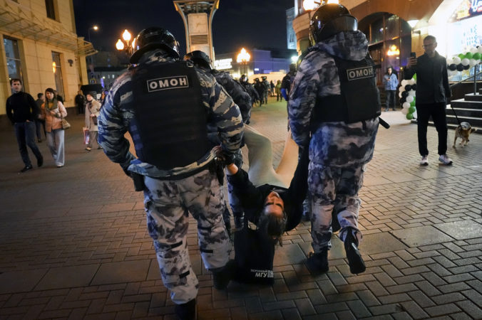 Polovicu zadržaných protestantov proti čiastočnej mobilizácii v Rusku tvoria ženy, sú medzi nimi aj maloletí