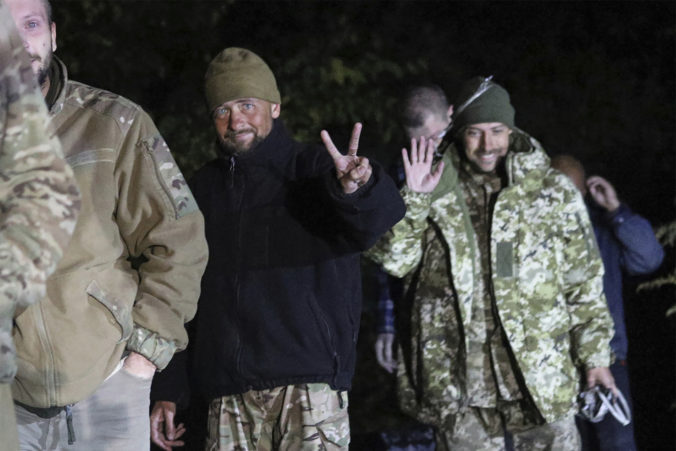 Ukrajinci si s Rusmi vymenili vojnových zajatcov, medzi nimi je aj stovka bývalých obrancov Azovstaľu (video)