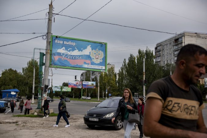 V okupovaných regiónoch začali referendá o pripojení k Rusku, volební pracovníci chodia s urnami po domoch