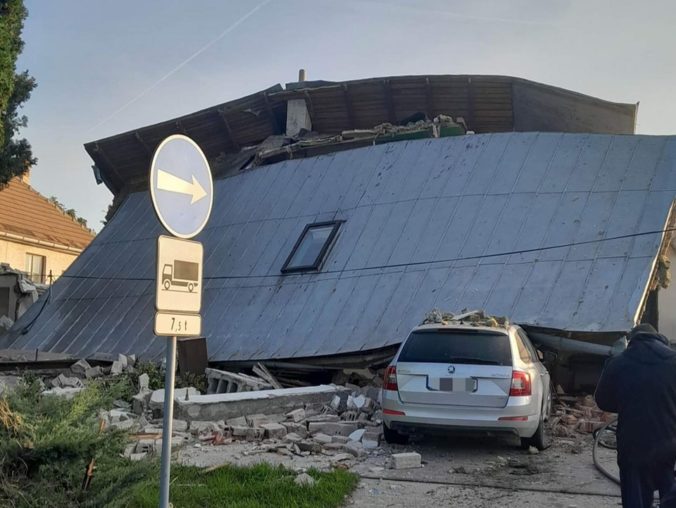 Modrankou pri Trnave otriasol výbuch, po ktorom zostal zničený rodinný dom a jeden zranený človek (foto)