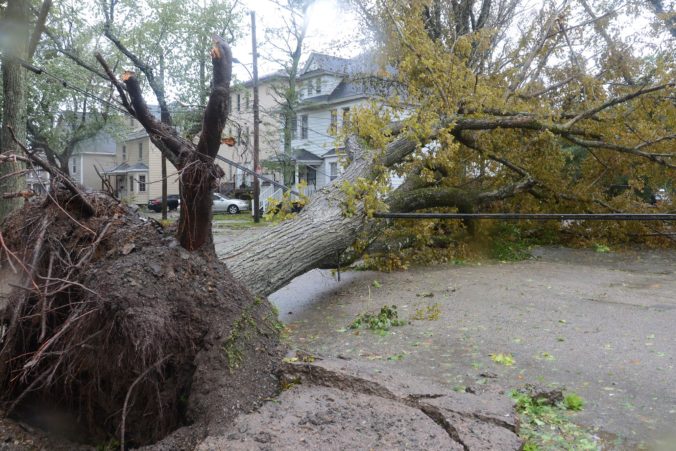 Post-tropická búrka Fiona prerušila na východnom pobreží Kanady dodávky elektriny pre vyše päťstotisíc zákazníkov