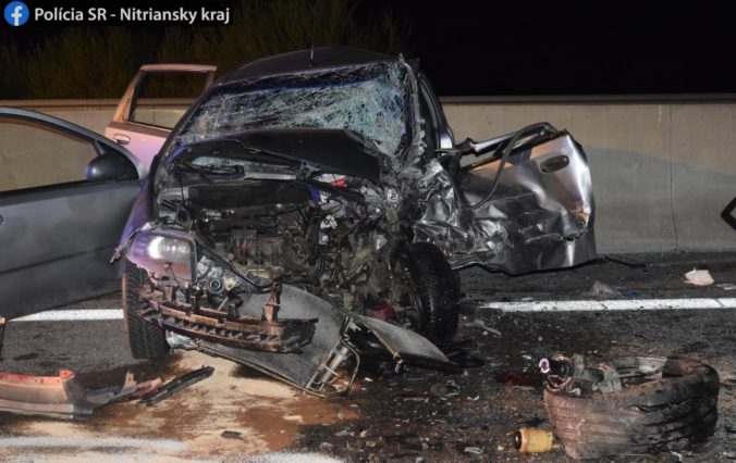 Tragický omyl na R1 pri Zlatých Moravciach stál vodiča život, v nemocnici skončili aj ľudia z druhého auta (foto)