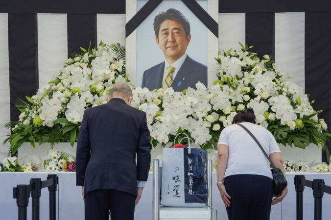 V Japonsku sa uskutočnil štátny pohreb expremiéra Abeho, tisícky ľudí protestovali (foto)