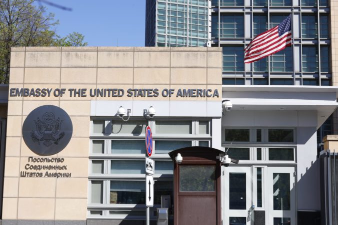 Americká ambasáda v Moskve vyzvala občanov USA, aby okamžite opustili Rusko, kým sú možnosti komerčného cestovania