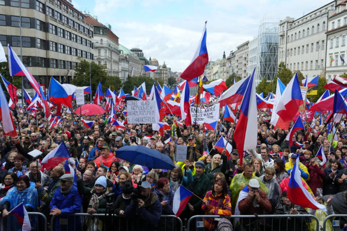 Tisíce ľudí na proteste v Prahe žiadali rezignáciu vlády. Odmietajú tiež členstvo v EÚ, NATO aj WHO
