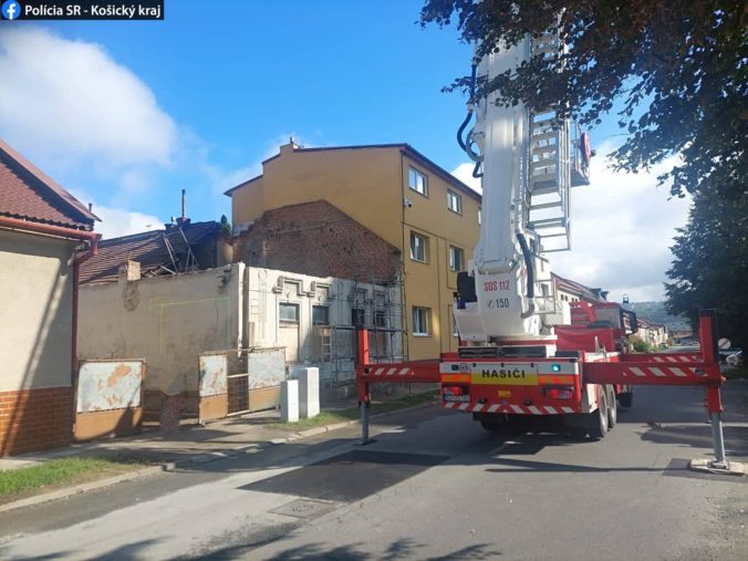 Tragédia v Košiciach, počas búracích prác domu sa prepadla strecha a zavalila robotníkov (foto)