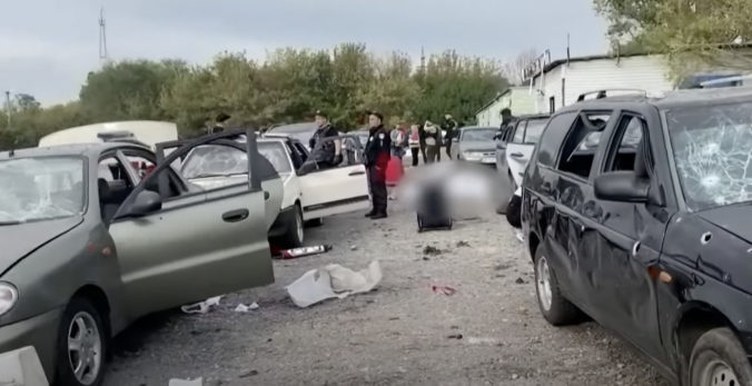 Ukrajinci na úteku z mesta Kupiansk sa do bezpečia nedostali, Rusi zbombardovali civilný konvoj a všetkých zabili (video)
