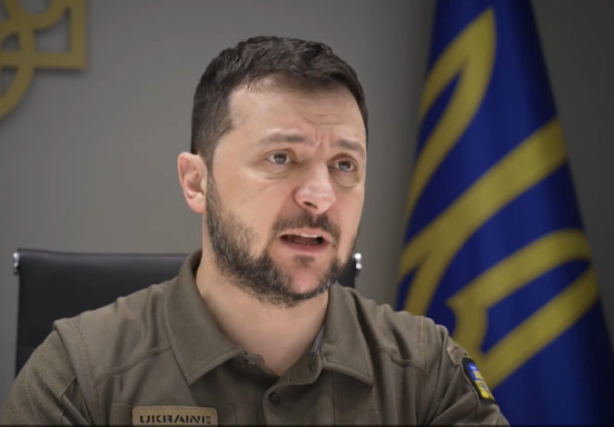 Zelenskyj sa poďakoval jednotkám, ktoré sa vyznamenali na fronte (video)