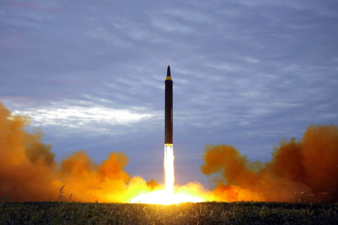 Severná Kórea vystrelila balistickú raketu ponad Japonsko, zasadajú mimoriadne bezpečnostné rady