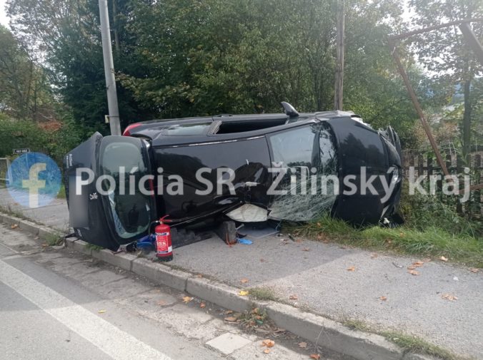 Opitý vodič v Čadci vyletel s autom na chodník, po ktorom šla matka s deťmi (foto)