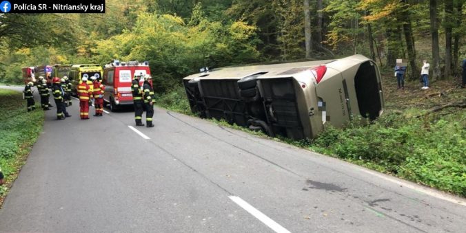 Pri Bohuniciach sa prevrátil autobus plný ľudí (foto)