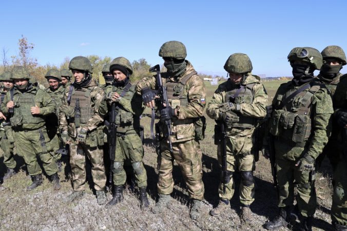 Niektorí ruskí vojaci v ukrajinskej obci Ľubymivka spali v chlievoch pre ošípané, na farme sa našli ukradnuté práčky