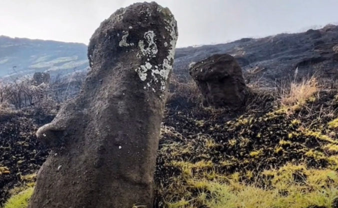 Známe sochy na Veľkonočnom ostrove zničil požiar, niektoré škody sú nenapraviteľné (video)