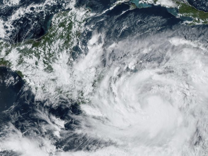 Hurikán Julia zasiahol pobrežie Nikaraguy, mal vietor s rýchlosťou okolo 120 kilometrov za hodinu