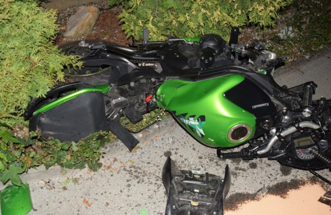Opitý mladík jazdil na motocykli a nabúral do oplotenia, utrpel ťažké zranenia (foto)