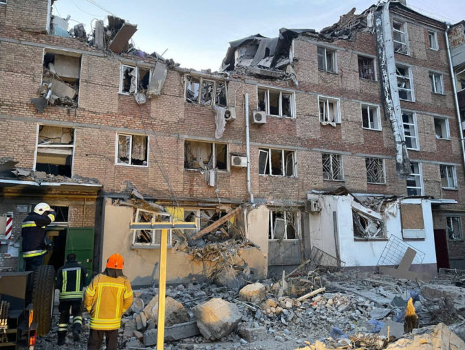 Mesto Mykolajiv bolo v noci masívne bombardované, pod ruinami bytovky sa snažia nájsť obyvateľov (foto+video)