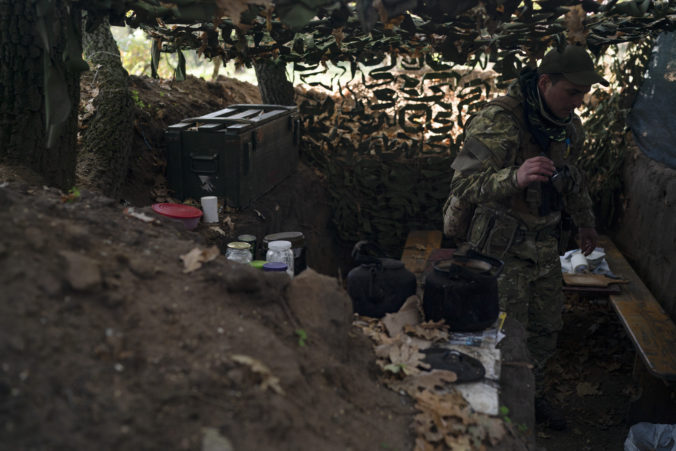 Ruská armáda sa snaží vytvoriť nový front na východe Ukrajiny, ťažké boje sa pravdepodobne presunú do Chersonu
