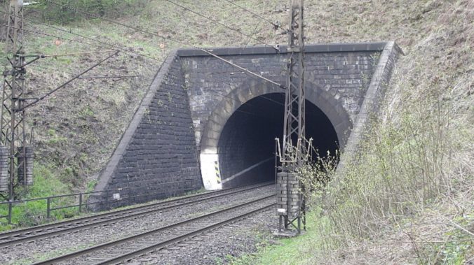 Bujanovský železničný tunel museli dočasne odstaviť pre nahlásenú bombu, polícia pátra po páchateľovi