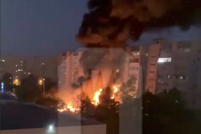 Ruské bojové lietadlo sa zrútilo do obytnej oblasti v meste Jejsk, pri náraze explodovali tony paliva (video)