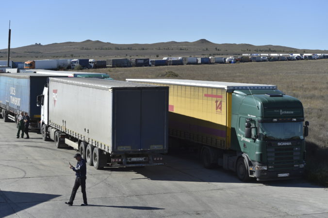 Rusko má pre poškodenie Krymského mosta problémy s logistikou, veľa kamiónov čaká v kolóne