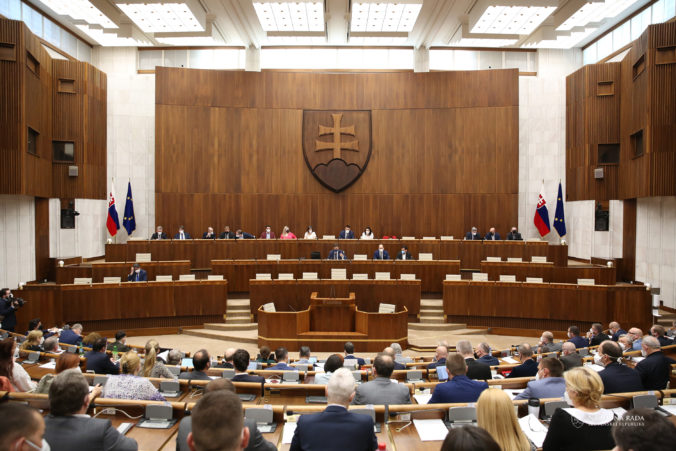 Parlamentní poslanci si uctili minútou ticha obete útoku na Zámockej ulici v Bratislave