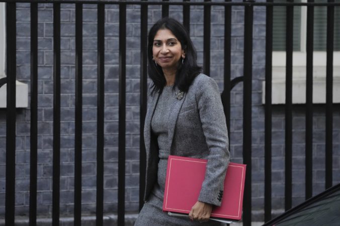 Britská ministerka Bravermanová rezignovala na svoju funkciu, vyjadrila obavy nad vládou krajiny