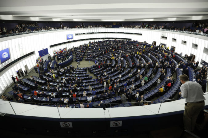 Europoslanci chcú budúcoročný rozpočet zameraný na pomoc Ukrajine a energetickú krízu, zároveň odmietli škrtanie nákladov