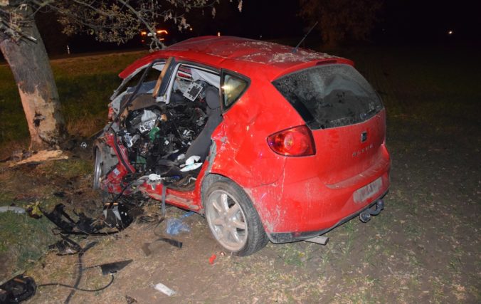 Mladý vodič zišiel s autom mimo cestu a narazil do stromu, nehoda mu vzala život (foto)