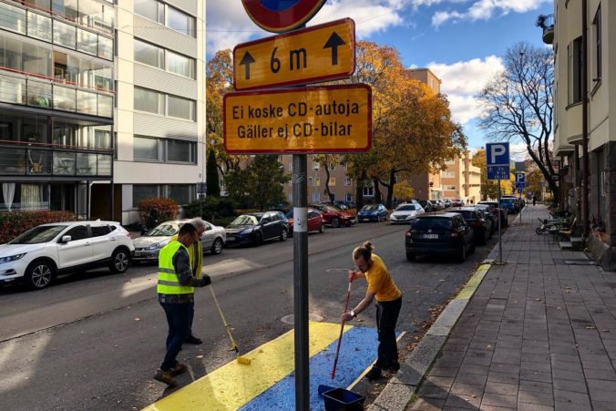 Fíni spestrujú život ruským diplomatom v Turku, generálnemu konzulovi natreli parkovacie miesto v ukrajinských farbách