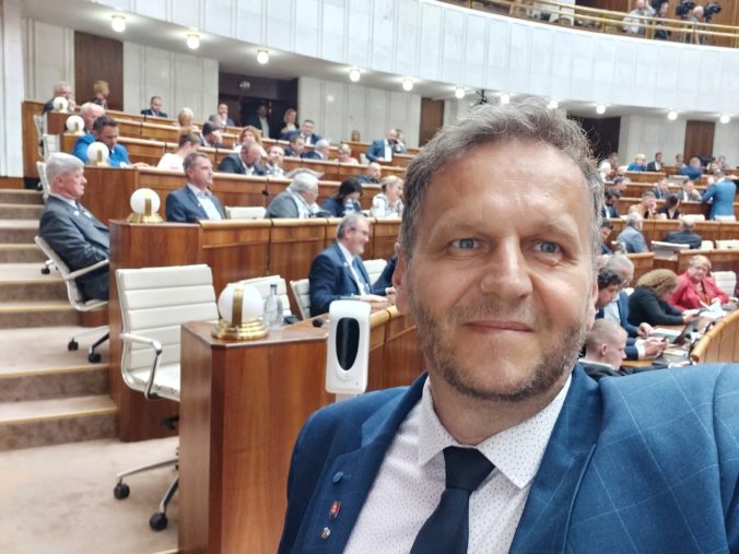Poslanec Kuriak nesúhlasí s odôvodnením uznesenia europarlamentu týkajúcim sa LGBTIQ+