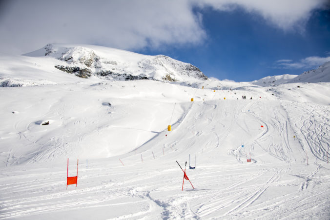 Zjazdy mužov z Matterhornu sa rušia, nepraje im počasie a chýba sneh