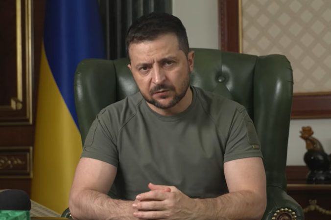 Ukrajina sa snaží ľuďom vrátiť elektrinu, podľa Zelenského sa to už v niektorých oblastiach podarilo (video)