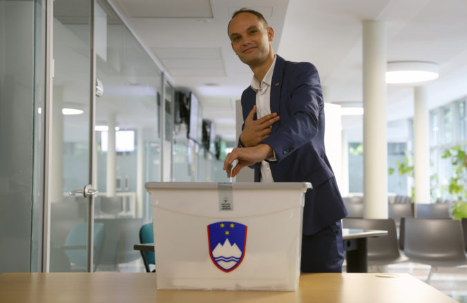V Slovinsku sa koná prvé kolo prezidentských volieb, najväčšiu šancu majú dvaja muži a jedna žena