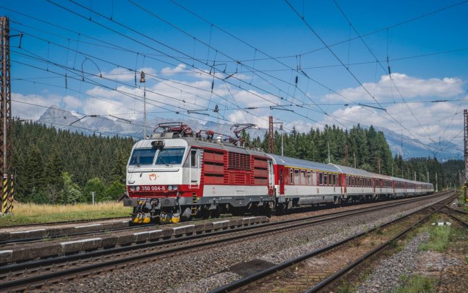 „Dušičkové“ posilnenie dopravy 26 vlakmi ZSSK a zmena času