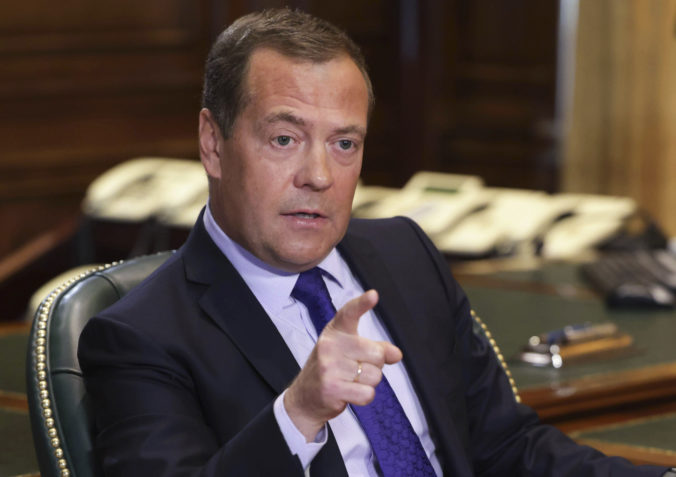 Moskva podnikla kroky na zvýšenie produkcie zbraní, tvrdí Medvedev