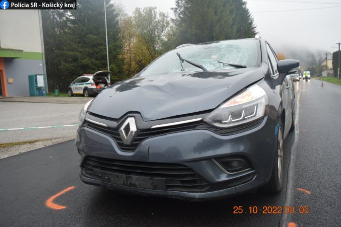 Mladý vodič zrazil autom v Prakovciach 85-ročnú ženu prechádzajúcu cez cestu mimo priechodu, tá nehodu neprežila