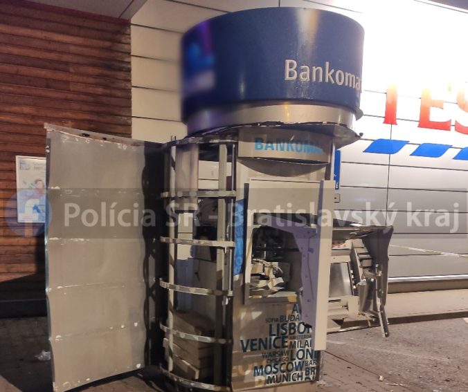 Rovnaký modus operandi ako pri Nitre, v Ivanke pri Dunaji nechal páchateľ vybuchnúť bankomat