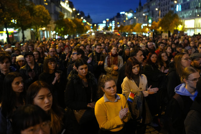Tisícky ľudí sa v Prahe zišli na podporu LGBTI+ ľudí a uctili si aj obete streľby v Bratislave (foto)
