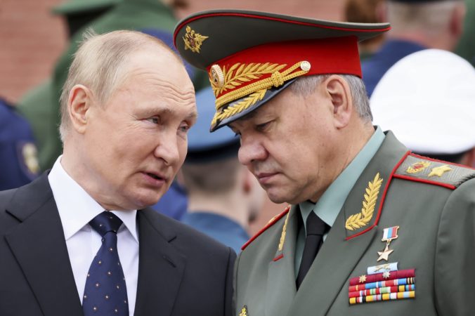 Čiastočná mobilizácia dosiahla svoj cieľ, oznámil Šojgu Putinovi. V zóne konfliktu je už vyše osemdesiattisíc brancov