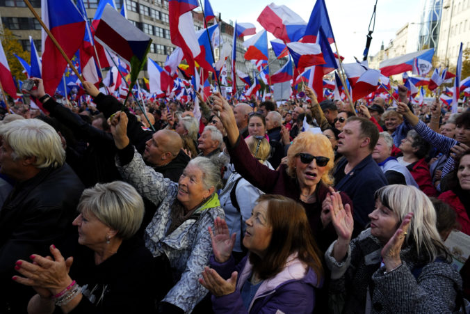 Na Václavskom námestí v Prahe sa zišli davy ľudí na protivládnom proteste, rečnil aj bývalý český premiér Paroubek
