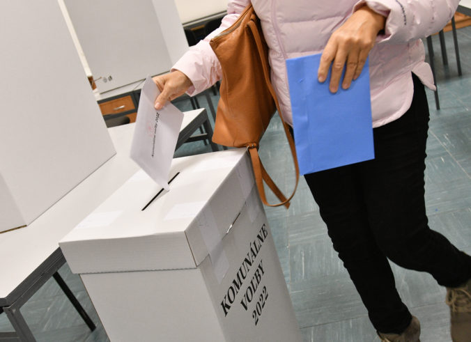 Ako správne hlasovať vo voľbách (modrá a biela obálka). Kde voliť a na čo si dať pozor, aby nebol váš hlasovací lístok neplatný?